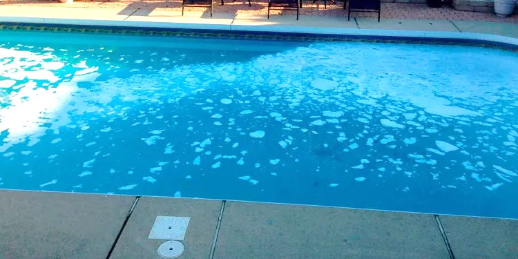 Fotografía piscinas con espumas blancas