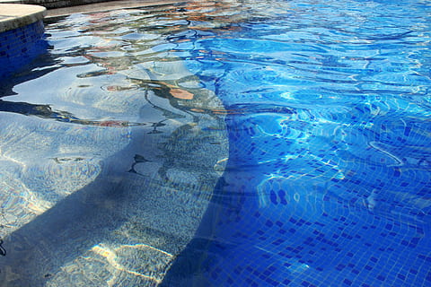 fotografía de piscina con el agua transparente