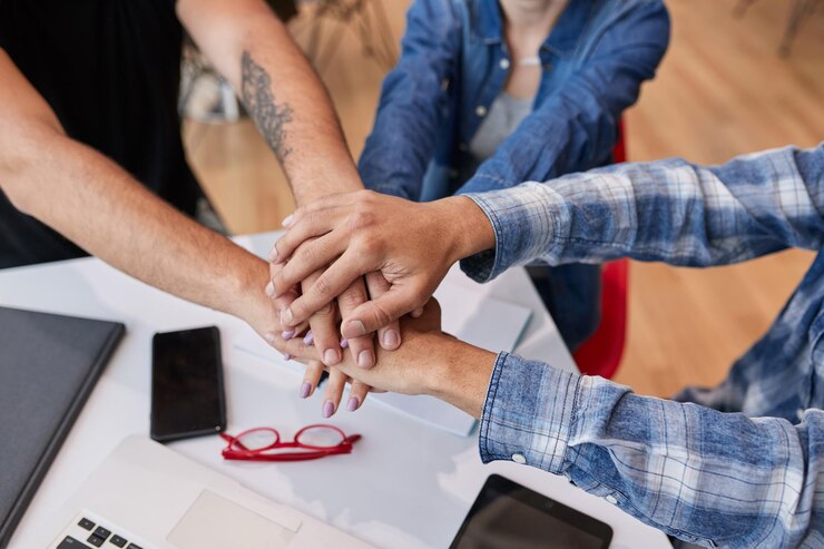Personas comprometiéndose