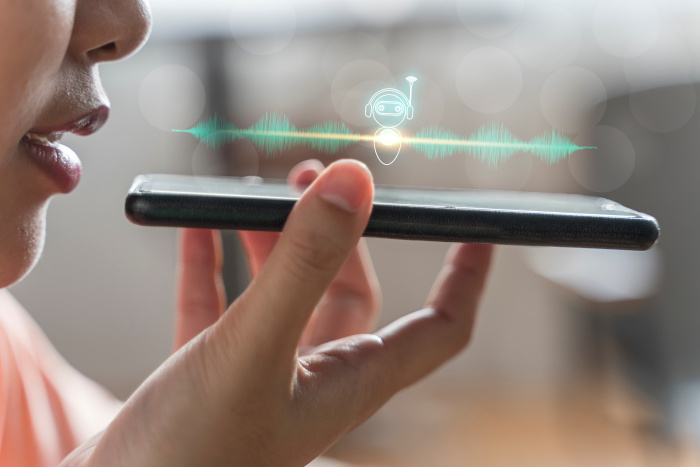 persona habla cerca de un teléfono