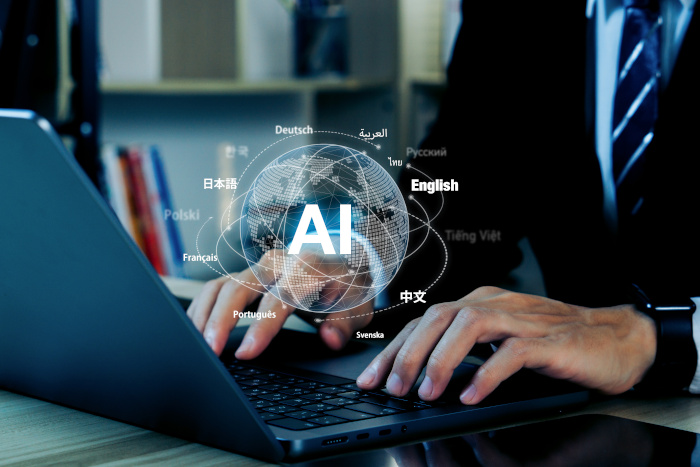 persona escribe en una computadora