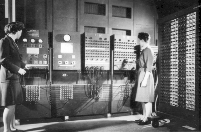 dos mujeres usando la máquina Eniac