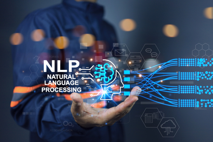 persona con la mano extendida, y sobre la mano la frase Procesamiento natural del lenguaje