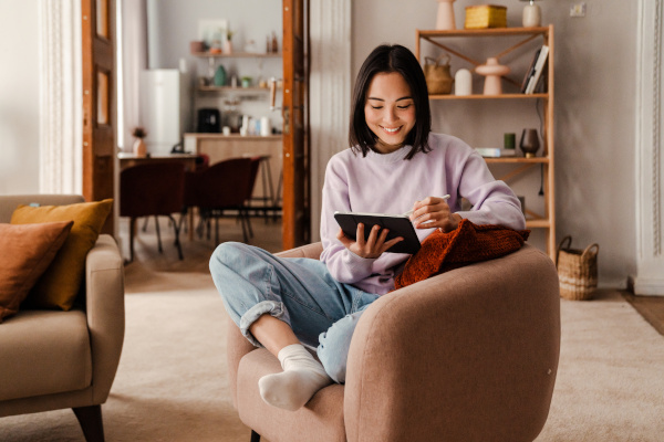mujer usa una tablet y sonríe