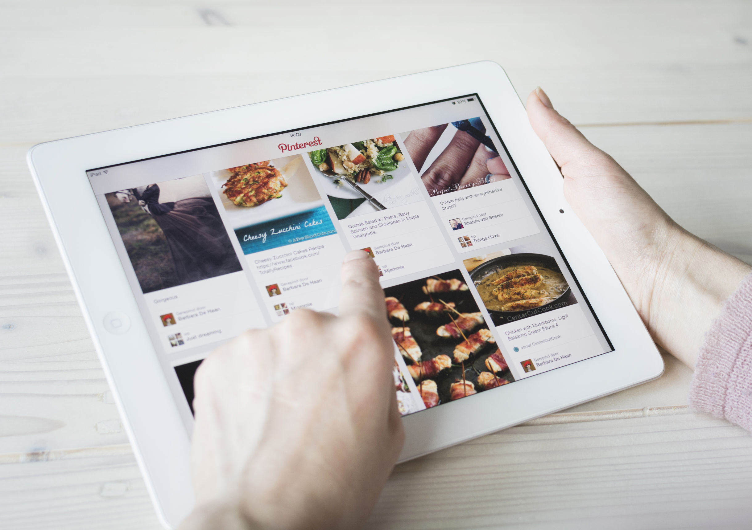 una tablet desde donde se observan recetas de cocina