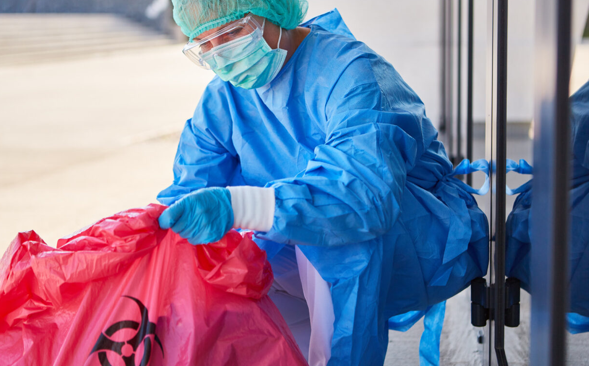 fotografía de persona manipulando residuos bioinfecciosos