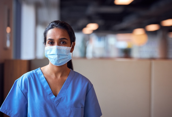 mujer con uniforme de salud con mascarilla