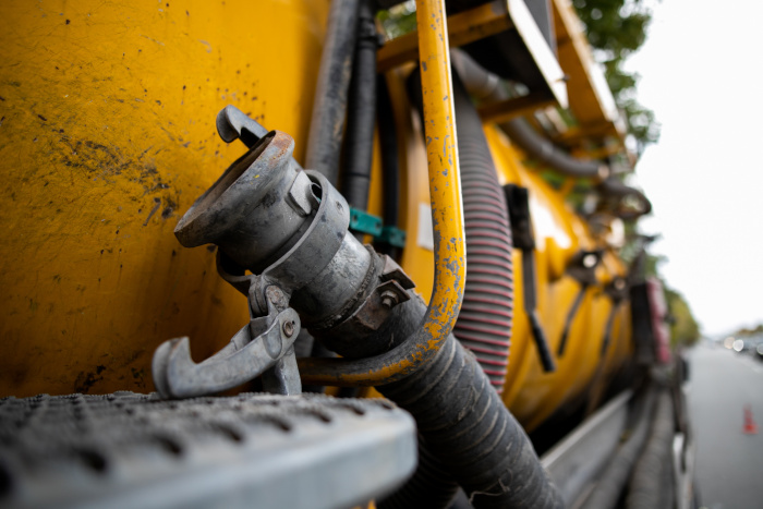 camión cisterna que reparte agua
