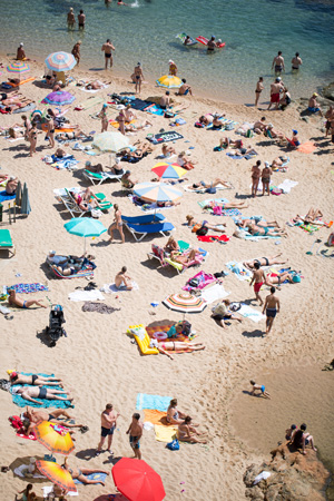 playa sobrecargada de turistas. 