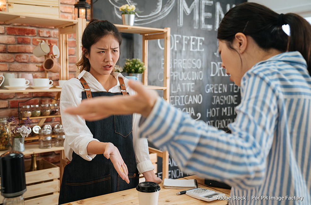 Cliente insatisfecho enojado por el servicio en la cafetería.