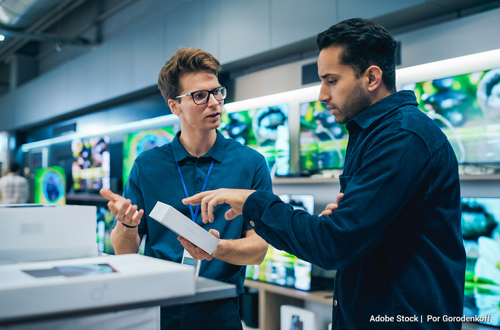 Cliente asesorando al vendedor sobre la tecnología actual del teléfono inteligente que desea comprar