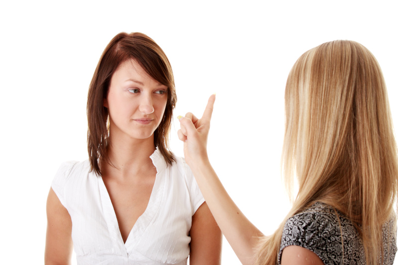 una mujer discute con otra