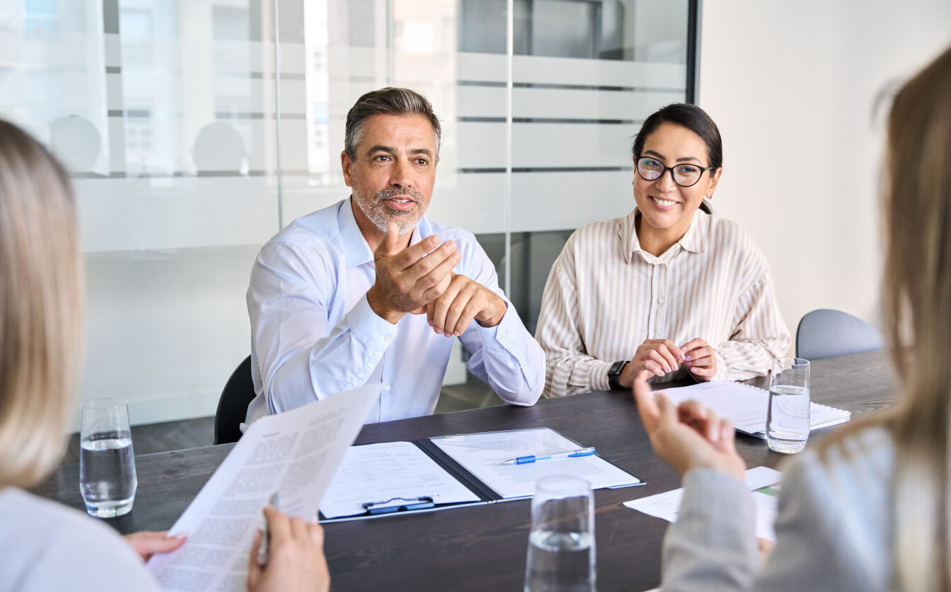 personas ejecutivas reunidas conversan
