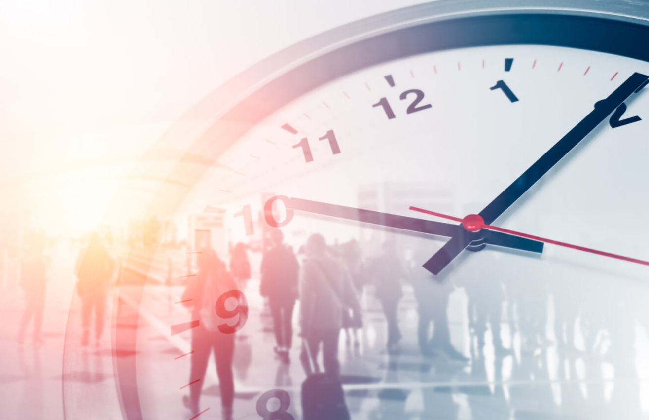 reloj semitransparente, detrás de él hay sombras de personas que caminan