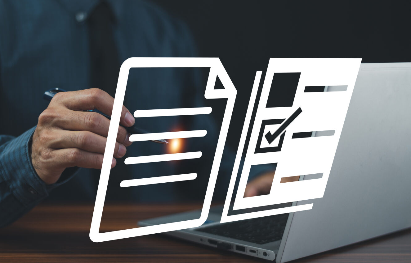 hombre trabaja en una laptop y se ve una imagen de dos documentos con un check sobre la fotografía del hombre