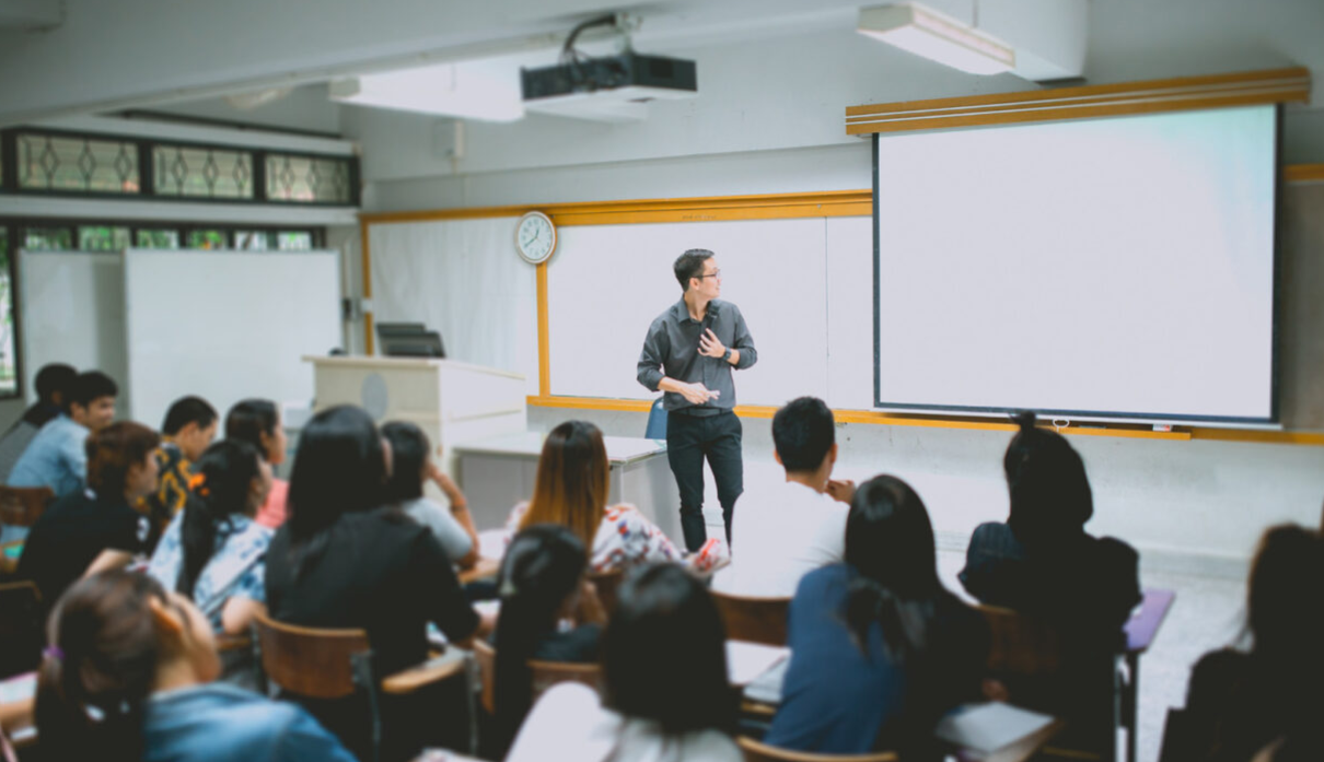 profesor da una clase magistral delante de muchos estudiantes
