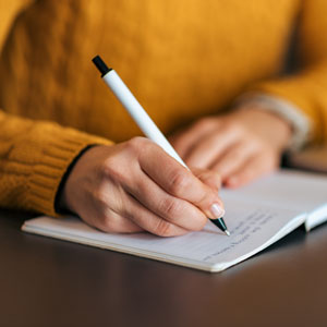 persona haciendo anotaciones en una libreta