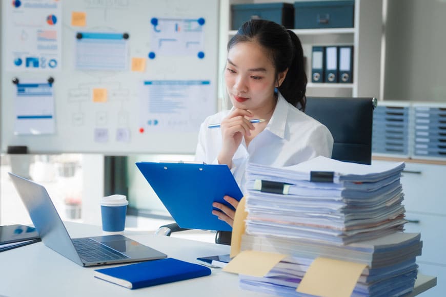 mujer trabajando en escritorio