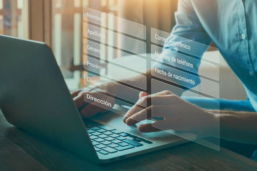persona revisando datos en una computadora