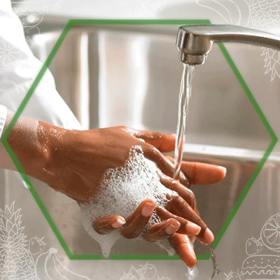 imagen de dos manos lavándose debajo de un chorro de agua